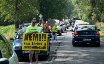 Útlezárással tiltakoztak a menekülttábor ellen Vámosszabadiban