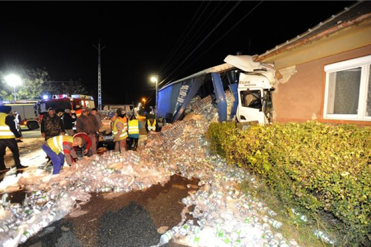 Családi házba csapódott egy kamion Albertirsán