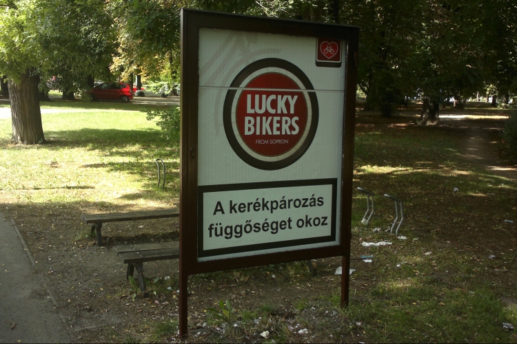 Ötletes biciklizésre buzdító plakát a GYIK melletti kerékpáros pihenőhelynél!