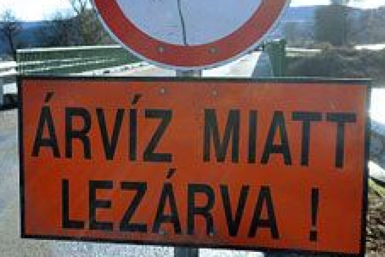 Árvíz - Utakat zártak le a Sajó áradása miatt