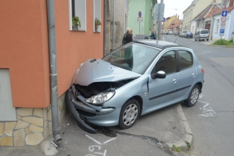 Jogsi nélkül, házfalnak ütköztek a fiatalok 