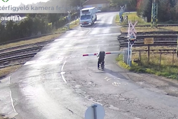Elektromos bringával ment neki a vasúti sorompónak - Videó