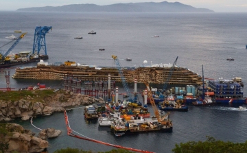 Costa Concordia - Szerdán kezdik el a tengerjáró roncsának vontatását