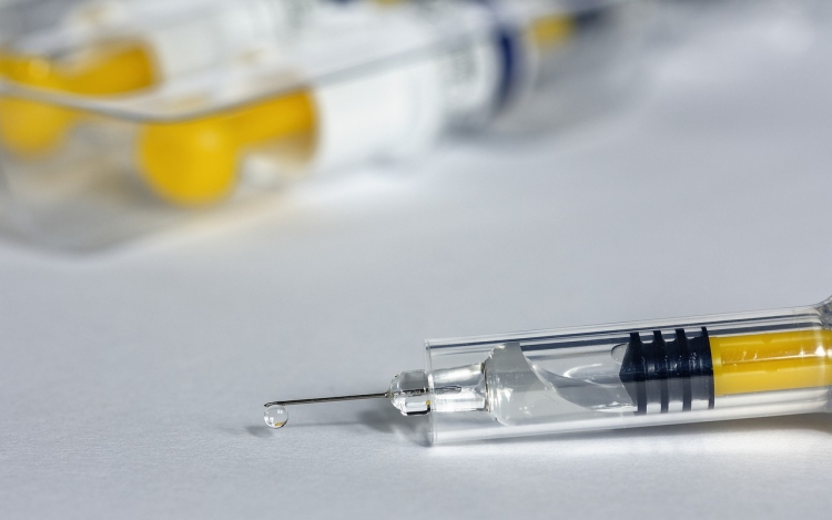 Szlávik: mindenkinek javasolt az influenza elleni védőoltás