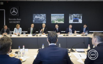 Orbán Viktor: ha lesz olcsó energia, akkor talpon marad az európai autóipar