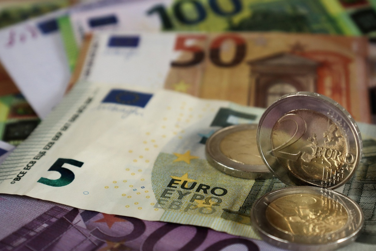 Hamis euróval kereskedtek, elítélték őket