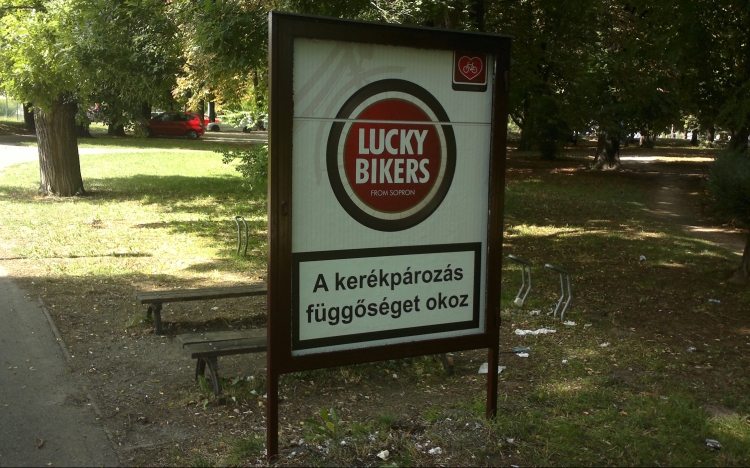 Ötletes biciklizésre buzdító plakát a GYIK melletti kerékpáros pihenőhelynél!