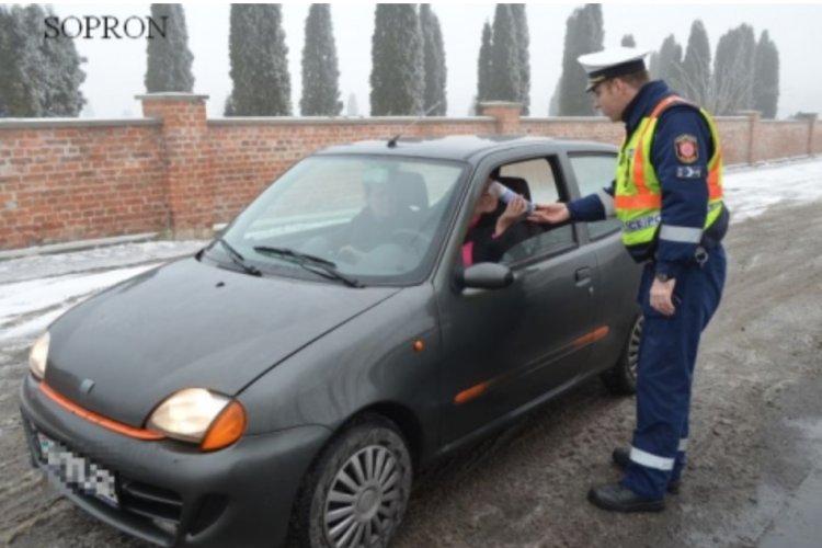 Rendőri segítség a közlekedőknek