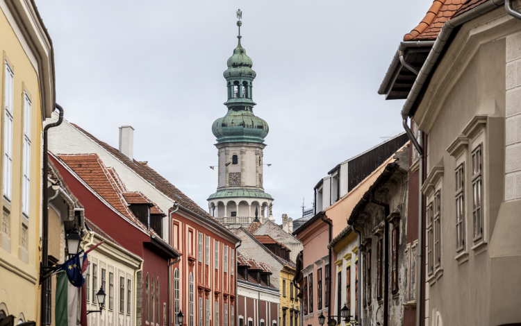 Rózsaszín köd Sopron felett