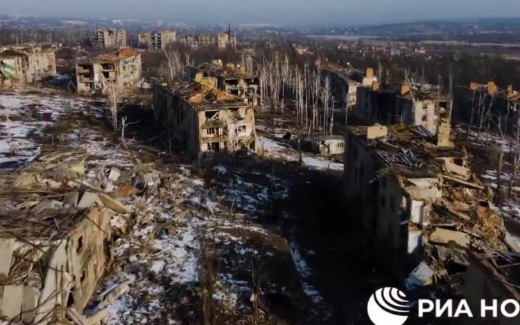 Tragikus drónfelvételen látható a rommá lőtt Bahmut városa