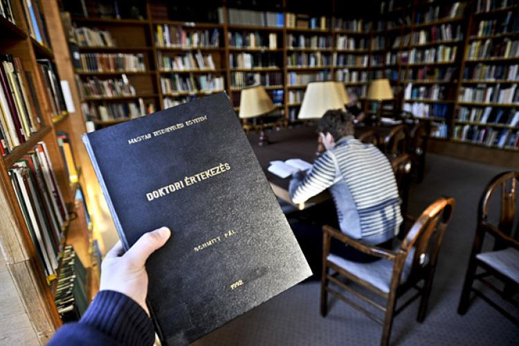 Plágiumgyanúba keveredett a Bundestag elnöke