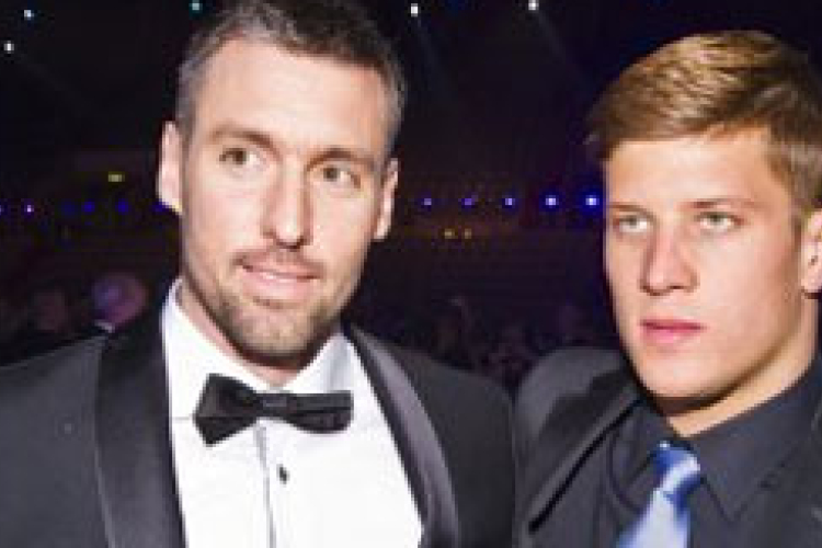 Gyurta Dániel átadta az emlékérmet Dale Oen családjának