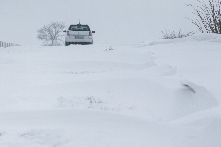 Öt megyében vezettek be útkorlátozásokat a havazás miatt