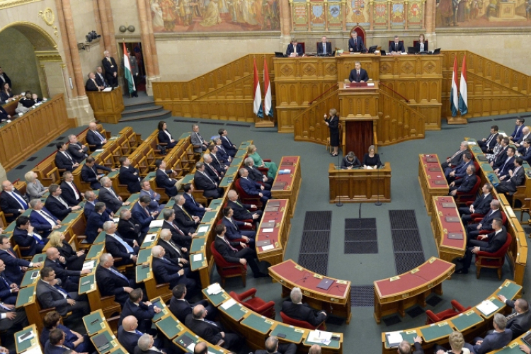 Nyolc törvényjavaslatról tárgyal a parlament 