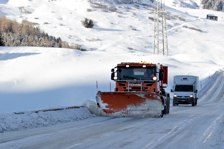 Szlovéniában és Horvátországban komoly közlekedési fennakadásokat okozott a hóesés