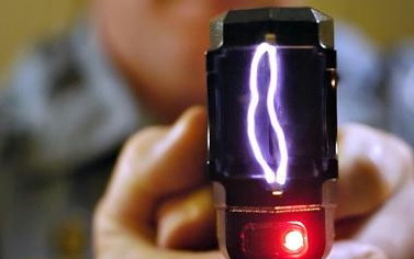 Felfüggesztették a sokkoló használatát az izraeli rendőrségnél