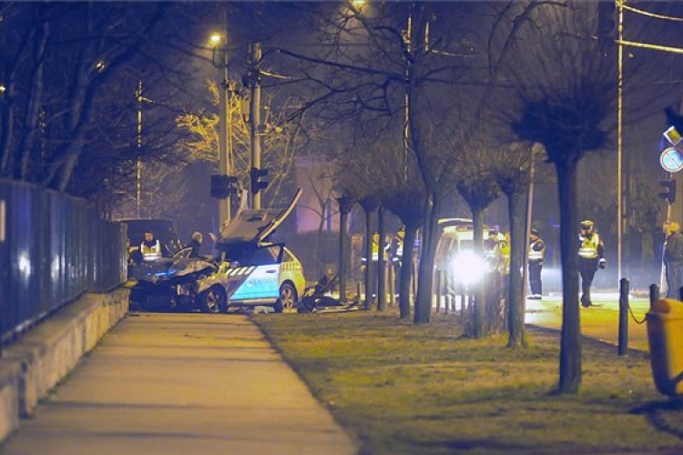 Két rendőrautó ütközött Budapesten, egy rendőr meghalt