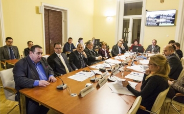 Vasárnapi pihenőnap - Erdösiné népszavazási kérdését hitelesítette az NVB, az MSZP-ét elutasította
