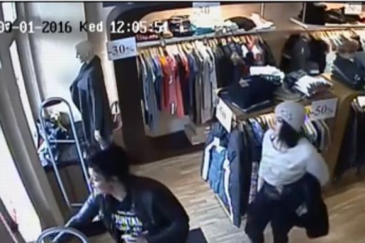 Ruhákat loptak egy soproni üzletből - videóval