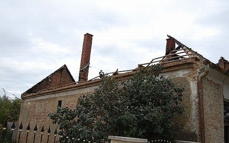 Rokonaira gyújtotta a házat Sopronkövesden