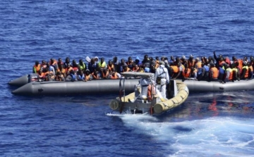 Felborult egy migránsokkal teli hajó Lampedusánál
