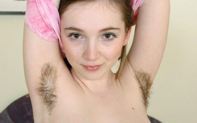 Hónaljszőrt növesztenek harcias brit amazonok augusztusban