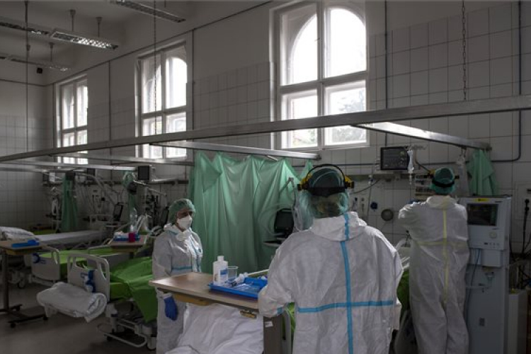 Meghalt 12 beteg, 371 új fertőzöttet találtak Magyarországon