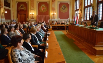Emlékdiplomás pedagógusokat köszöntöttek a soproni városházán