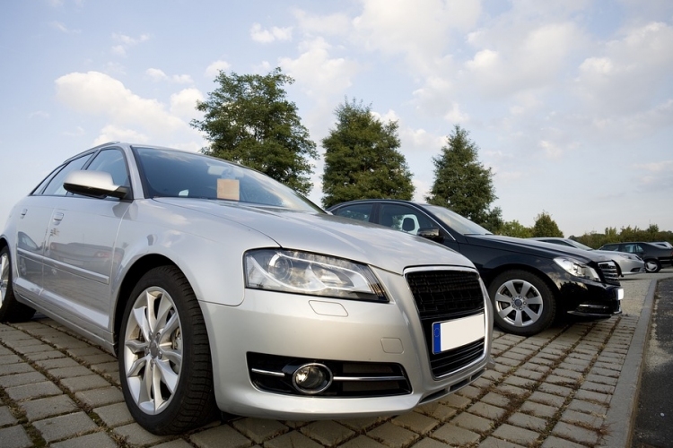 Csökkent a forgalomba helyezett új autók száma az EU-ban