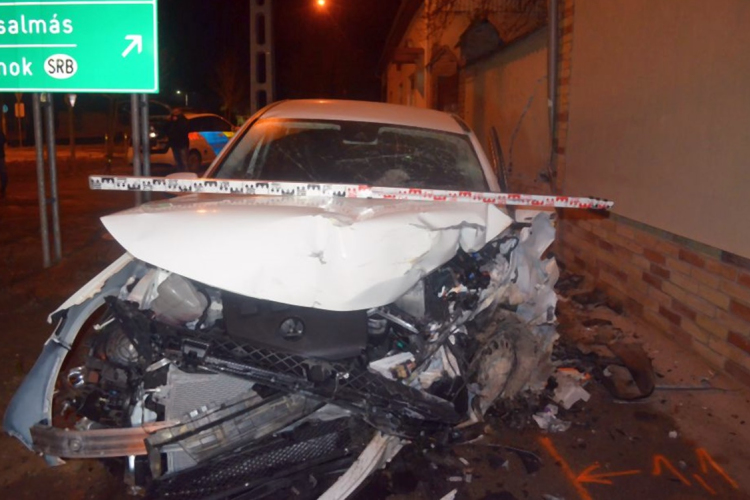 Lopott kocsival falnak ütközött egy embercsempészettel gyanúsított férfi