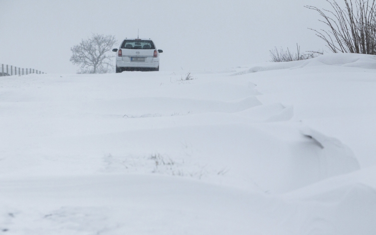 Öt megyében vezettek be útkorlátozásokat a havazás miatt