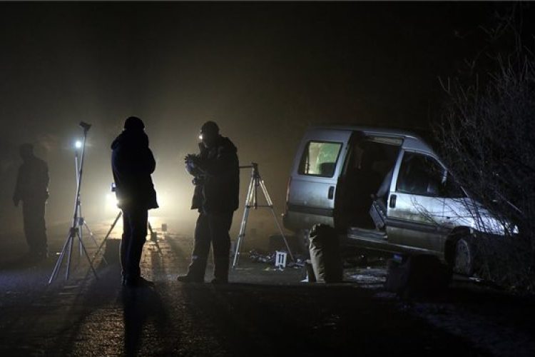 Fának csapódott egy mikrobusz Borsodban, egy ember meghalt