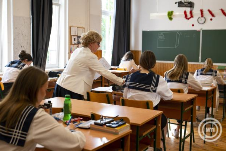 Egyeztet a Belügyminisztérium a pedagógusok béremeléséről